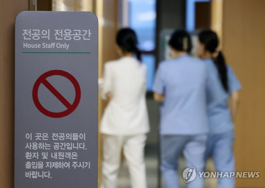 서울의 한 대학병원 전공의 전용 공간에서 의료진이 이동하고 있다.<연합뉴스>